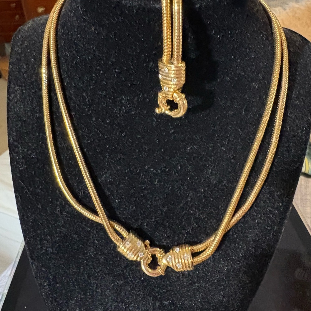 Elegant Gold Necklace and bracelet